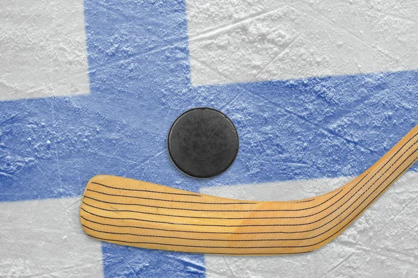 Puck de hockey, palo de hockey y bandera finlandesa —  Fotos de Stock