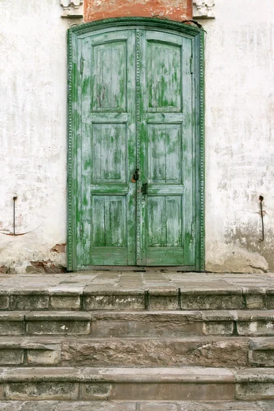 Stone stappen en houten deur — Stockfoto