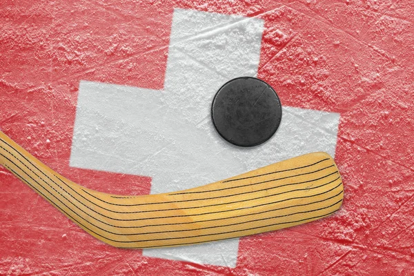 Puck de hockey, palo de hockey y la bandera suiza —  Fotos de Stock