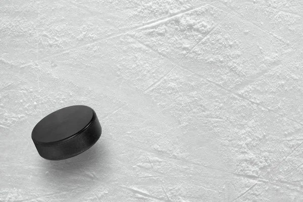 Hockey puck på isen — Stockfoto