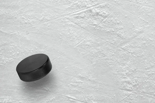 Хокейний шайба на льоду Стокове Фото