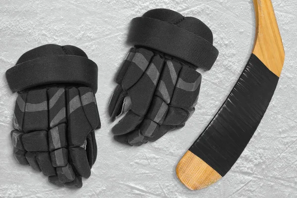Hockey handschoenen en stok — Stockfoto