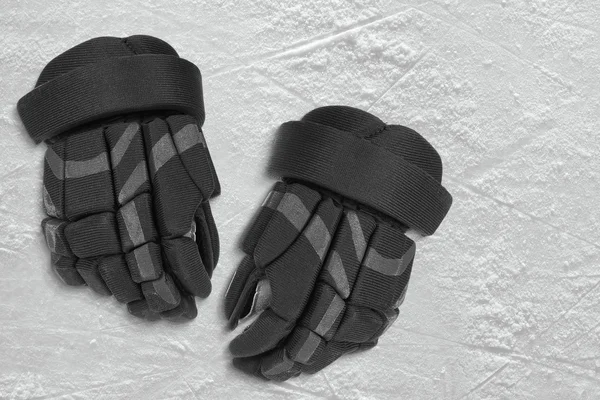 Хоккейные перчатки — стоковое фото