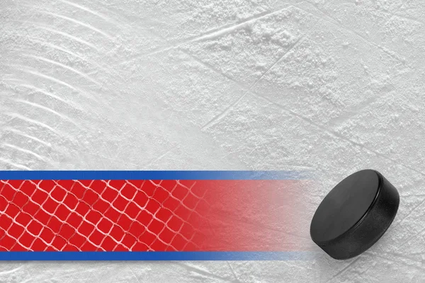 Хоккейная шайба, красная линия и фрагмент сетки — стоковое фото
