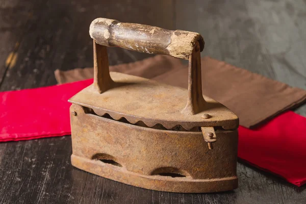 De oude strijkijzer op een tafel — Stockfoto