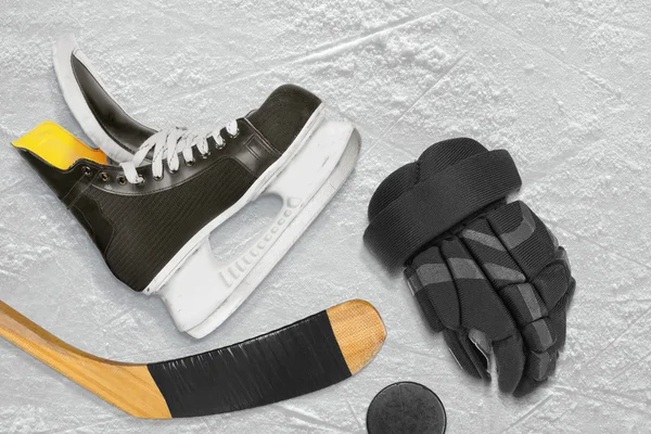 Hockey skates, stick, gloves and puck — Stock Photo, Image