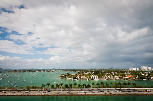 Fågelperspektiv av Palm island och Macarthur causeway — Stockfoto