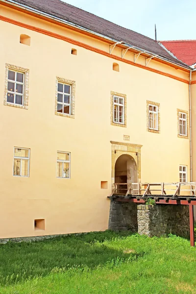 Entrada para o medieval Castelo de Uzhhorod na Ucrânia — Fotografia de Stock