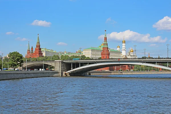 Διάσημο ποταμού θέα της Μόσχας και Κρεμλίνο κατά τη διάρκεια όμορφο σαφή ημέρα — Φωτογραφία Αρχείου