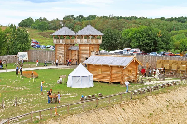 Historisk rekonstruktion av Kievan Rus i ethnopark "Kievan Rus" i byn Kopachiv, nära Kiev, Ukraina — Stockfoto