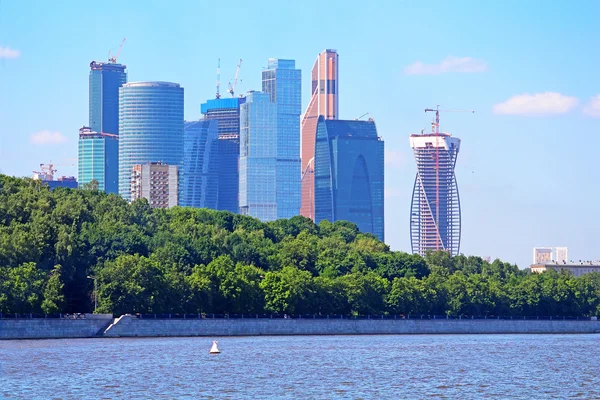 Nézd a Moscow City épületek, nyáron, Oroszország — Stock Fotó