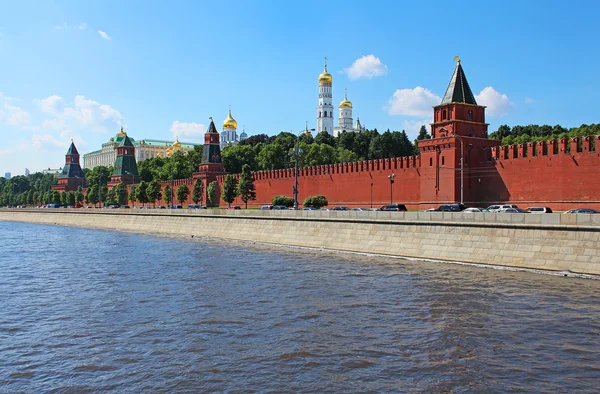 Weergave van het kremlin van Moskou en het waterfront, Rusland — Stockfoto