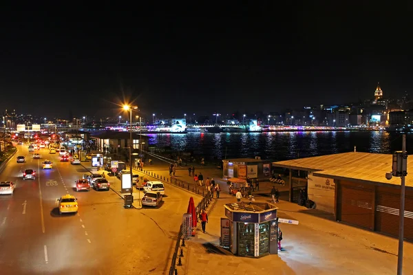 View over traffic next to Eminonu pier and Galata bridge at night in Istanbul, Turkey — Stock Photo, Image
