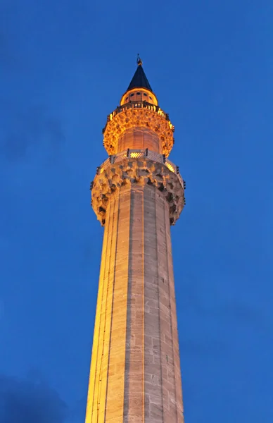 Minaret van Suleymaniye moskee nachtzicht, de grootste in de stad, Istanboel, Turkije — Stockfoto