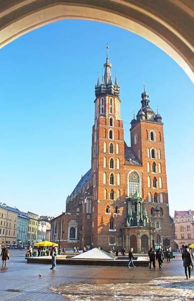 Krakow şehrinin ana meydanında Mariacki kilisesi, Polonya — Stok fotoğraf