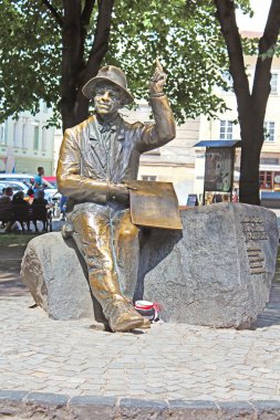 Naif ressam Nikifor Epifaniusz Drowniak Anıtı. Anıtın heykeltıraş Sergey Oleshko tarafından 2006 yılında ressam 111 yıldönümünde anmak için açıldı