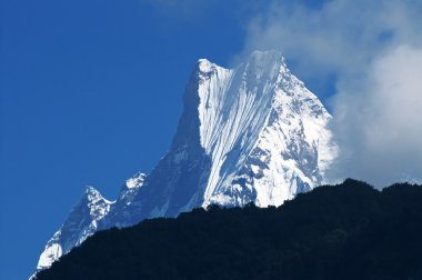 Günbatımı gökyüzü ile Machapuchare veya Fishtail tepe. o bir Kuzey Merkez Nepal Annapurna Dharma dağıdır