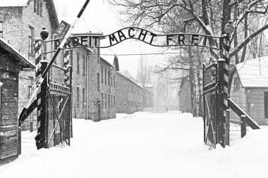 Auschwitz II Birkenau toplama kampı Krakow, Polonya batıda bulunan Arbeit macht frei (iş özgür kılar) şarkı