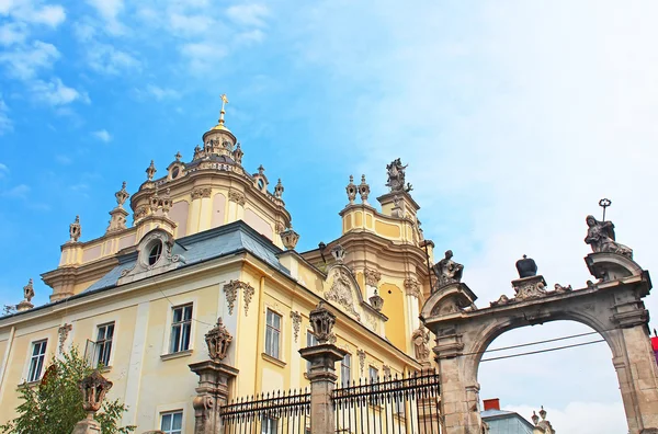 Catedral de San Jorge, una catedral barroco-rococó en la ciudad de Lviv, Ucrania — Foto de Stock