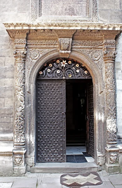 Porta da capela de três santos em Lviv, Ucrânia — Fotografia de Stock