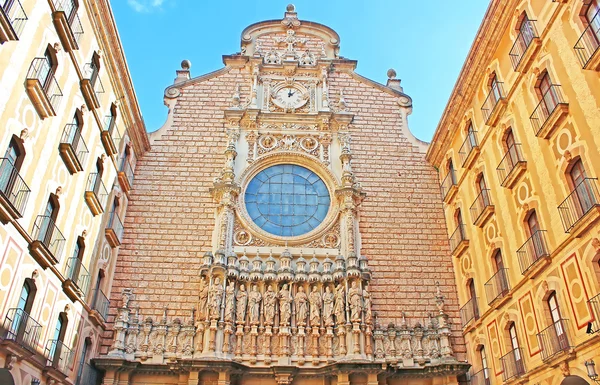 Abadía de Santa Maria de Montserrat en Monistrol de Montserrat, Cataluña, España. Famosa por la Virgen de Montserrat — Foto de Stock