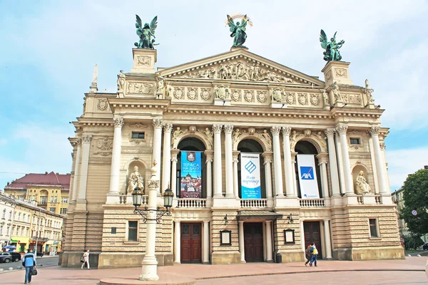 Azonosítatlan turisták közelében Solomiya Krushelnytska akadémiai Operaház és Balettszínház (1897-1900), valamint a téren, Lviv, Ukrajna. Bécsi neo-reneszánsz stílusban épült Színház. — Stock Fotó