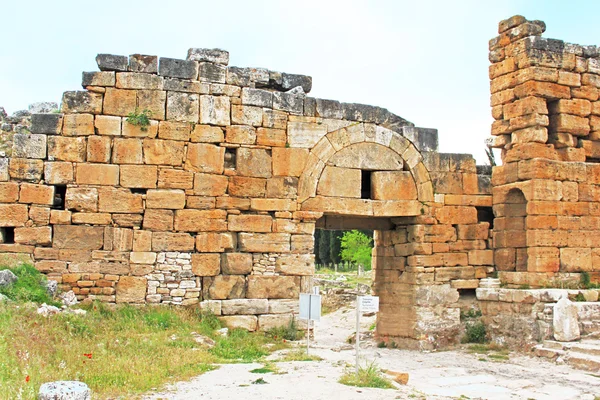 Ruins of the Byzantine northern gate (IV century AD) and Frontinus street (I century AD), Hierapolis, Turkey — Stock Photo, Image