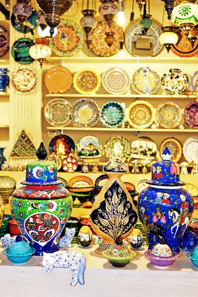 Klassisk turkisk keramik på marknaden — Stockfoto