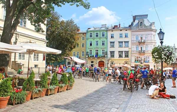 Personer samlades på torget (Rynok) att delta i All-ukrainska välgörenhet cykeltur med deltagande av blinda, Lviv, Ukraina — Stockfoto