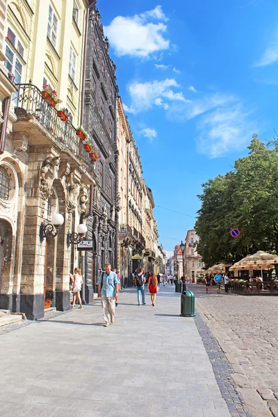 Market square - historiska och turistcentrum i Lviv, Ukraina. Historiska stadskärnan i Lviv är UNESCO: S världsarvslista — Stockfoto