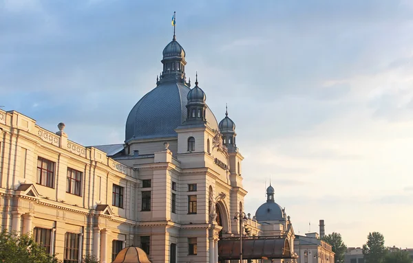 Lvov železniční stanice v noci, Ukrajina — Stock fotografie