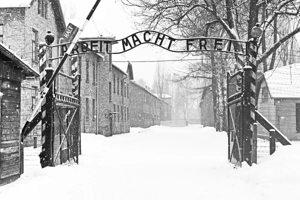 ร้องเพลง (เสรีภาพในการทํางาน) ในค่ายกักกัน Auschwitz II Birkenau ตั้งอยู่ทางตะวันตกของ Krakow, โปแลนด์ — ภาพถ่ายสต็อก