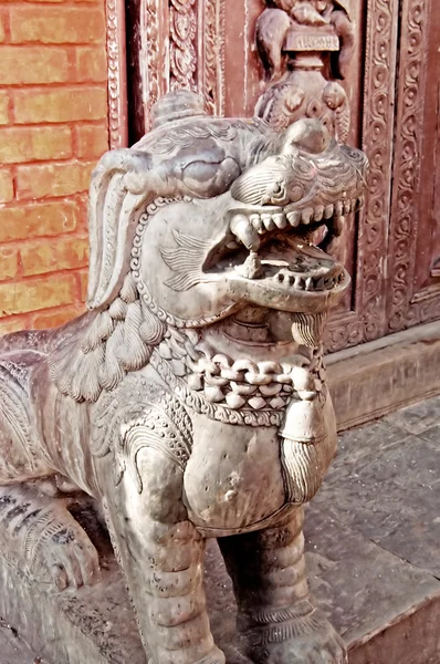 Leeuwen, symbolen van macht en bescherming, in Swayambhunath Tempel, Nepal, de Kathmandu vallei, Nepal — Stockfoto