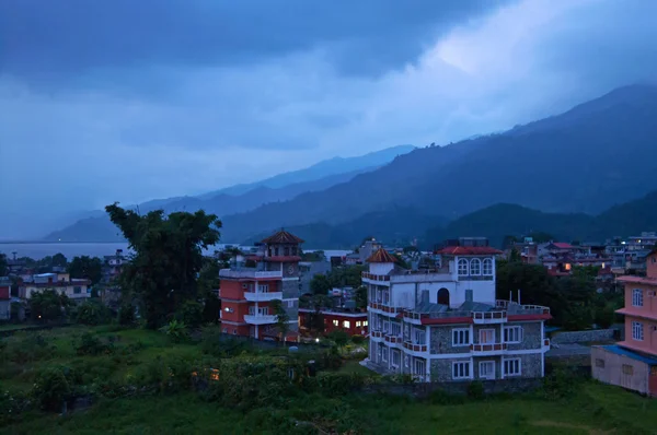 Buildings in the evening near Phewa Lake in Pokhara, Nepal — Stock Photo, Image