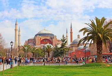 Ayasofya'nın ve alan turistler, vatandaşlar ve sokak satıcıları, Istanbul, Türkiye