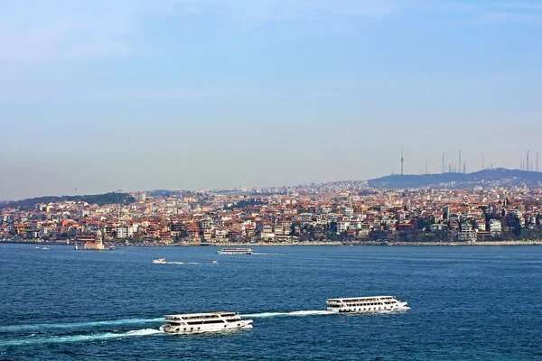 Istanbul pobřeží, asijské straně a Maiden tower, pohled z paláce Topkapi, Turecko — Stock fotografie