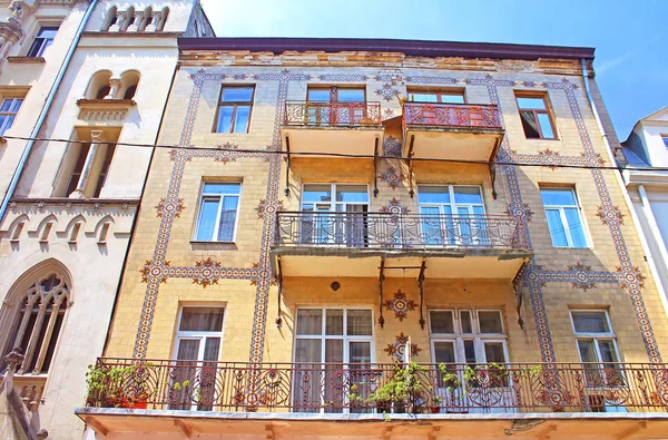 Lviv, Ukrayna Les Kurbas Caddesi üzerinde güzel, süsleme ile Mayolikası ev — Stok fotoğraf