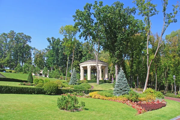 Mezhyhirya - antiga residência privada do ex-presidente Yanukovich, agora aberta ao público, região de Kiev, Ucrânia. Parque perto do edifício "Honka " — Fotografia de Stock