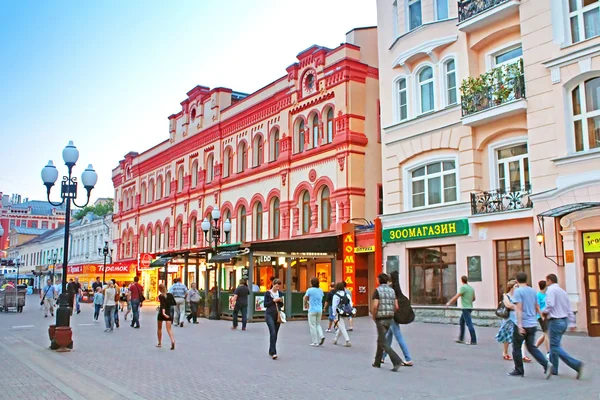Ld Arbat es una calle peatonal de aproximadamente un kilómetro de largo en el centro histórico de Moscú. Arbat es un lugar turístico muy popular, Moscú, Rusia —  Fotos de Stock