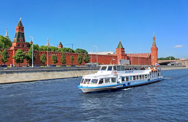 Удовольственная лодка с туристами возле Кремля, Москва, Россия — стоковое фото