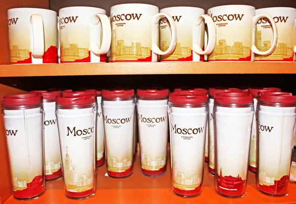 Starbucks mugs in Moscow Starbucks, Russia — Stock Photo, Image