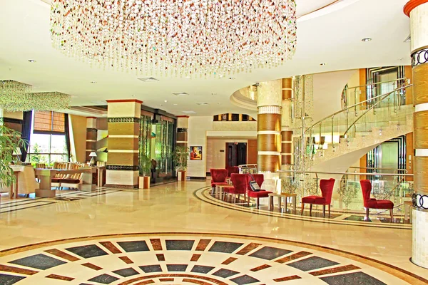 Interior do hotel com uma área de estar — Fotografia de Stock