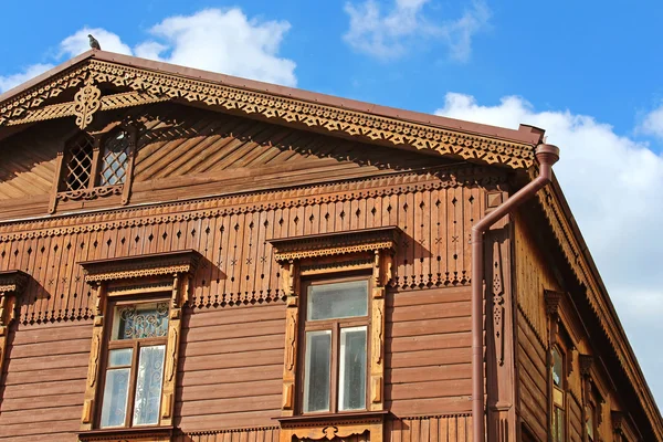 Casa es de estilo ruso de la segunda mitad del siglo 19 con una fachada de madera, Andriyivskyy Descent 19, Kiev, Ucrania — Foto de Stock