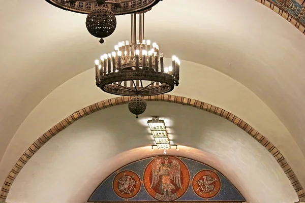 Plafond de la station de métro Zoloti vorota (Golden Gates), Kiev, Ukraine — Photo