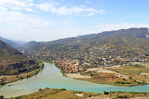 Vue sur Mtskheta et la jonction des rivières sur les montagnes, Mtskheta, Géorgie — Photo