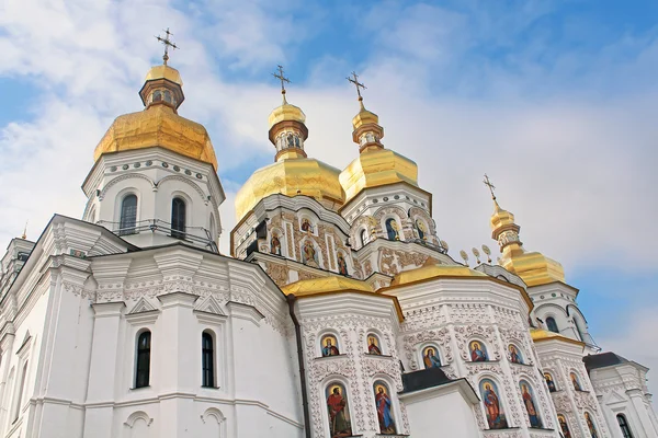 Koepels van de kathedraal van de veronderstelling van Virgin, Kiev, Oekraïne — Stockfoto