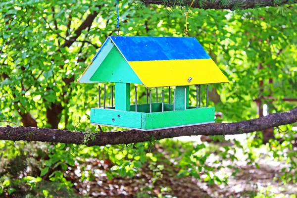 Karmnik dla ptaków malowane jako ukraiński flaga w las lato — Zdjęcie stockowe