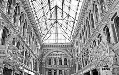 Odessa geçit - eski kapalı alışveriş merkezi ve mimari anıt, Odesa, Ukrayna balkonunda modernist stil heykelleri