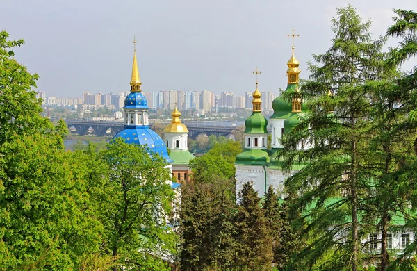 Vydubychi Manastırı, şehir Kiev, Ukrayna modern parçası ve Dnipro Nehri'nin sol yakasında görünümünü — Stok fotoğraf