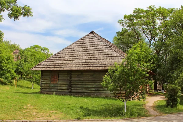 Casa de madeira velha no museu de Arquitetura popular em Uzhhorod, Ucrânia — Fotografia de Stock
